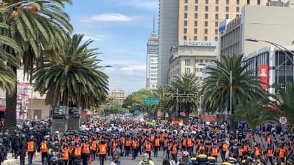 Las mujeres no lograron avanzar más allá de la calle Balderas: la policía formó un muro que lo impide (Foto: Twitter @cesar_kain)