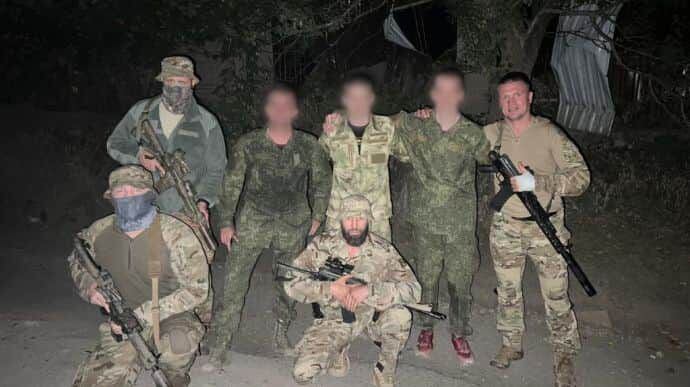 Ucrania rescató a dos paracaidistas