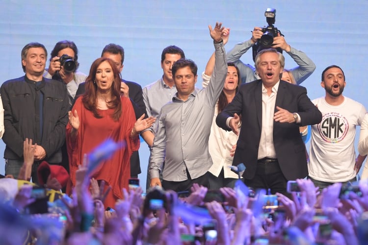 La celebración luego de la difusión de los primeros resultados provisorios. De izquierda a derecha: Máximo Kirchner, Cristina Kirchner, Sergio Massa, Axel Kicillof, Eduardo 