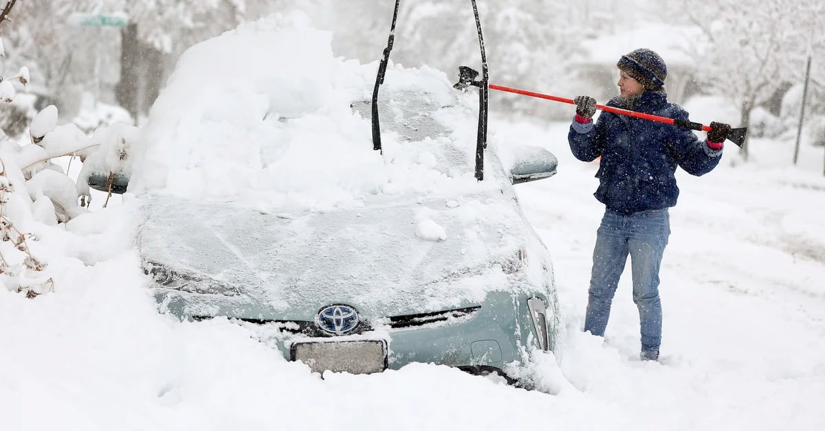Powerful winter storms across the US have canceled flights, heavy snowfall and thousands of homes without power