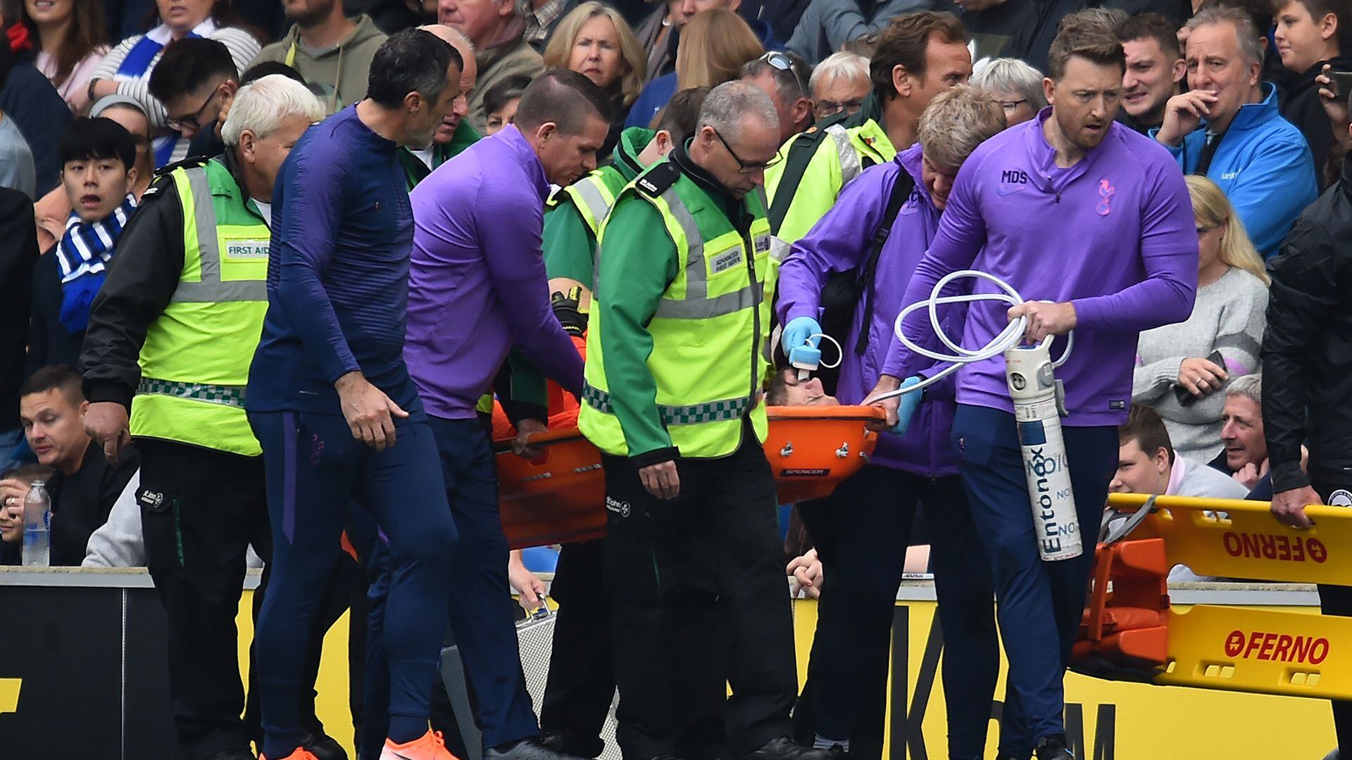 Lloris fue retirado del campo de juego en camilla (AFP)