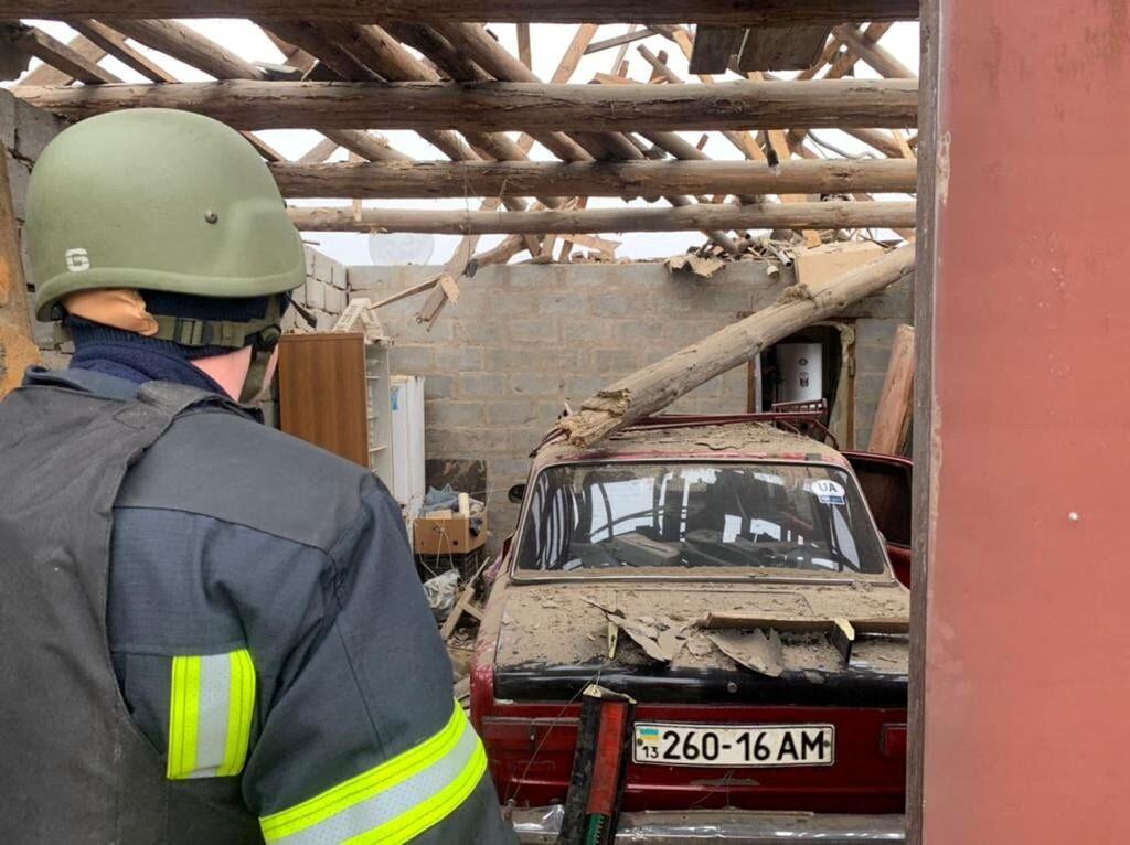 Rescatistas revisan un garaje que, según militares ucranianos, fue impactado por lanzamientos de separatistas prorrusos en la región de Luhansk (Reuters)