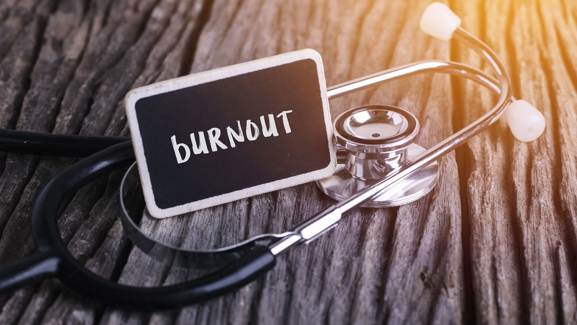 El burnout ignorado o no abordado puede tener consecuencias significativas, que incluyen: el estrés excesivo, la fatiga, el insomnio, la tristeza, ira o irritabilidad, el uso indebido de alcohol o sustancias, enfermedad del corazón, alta presión sanguínea y vulnerabilidad a las enfermedades en general (Shutterstock)