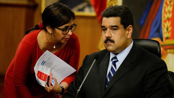 La presidente de la Asamblea Constituyente y de la Comisión de la Verdad, Delcy Rodríguez, y el presidente Nicolás Maduro (AFP)