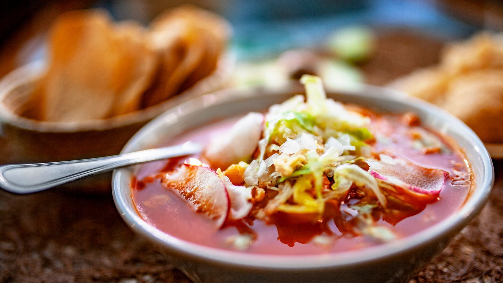 El pozole es un caldo hecho a base de granos de maízcacahuazintle. Su origen náhuatl lo convierte en el platillo más popular para celebrar la Independencia. (Getty Images).