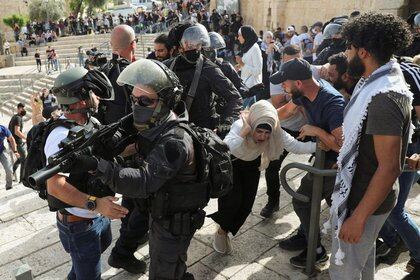 Las fuerzas de seguridad israelíes en acción durante el Día de Jerusalén, cerca de la Puerta de Damasco, en las afueras de la Ciudad Vieja de Jerusalén. REUTERS/Ronen Zvulun