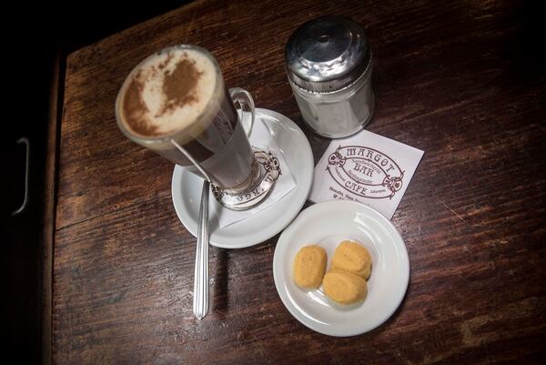 Capuccino con masitas, una de las opciones que sirven de cafetería en Café Margot