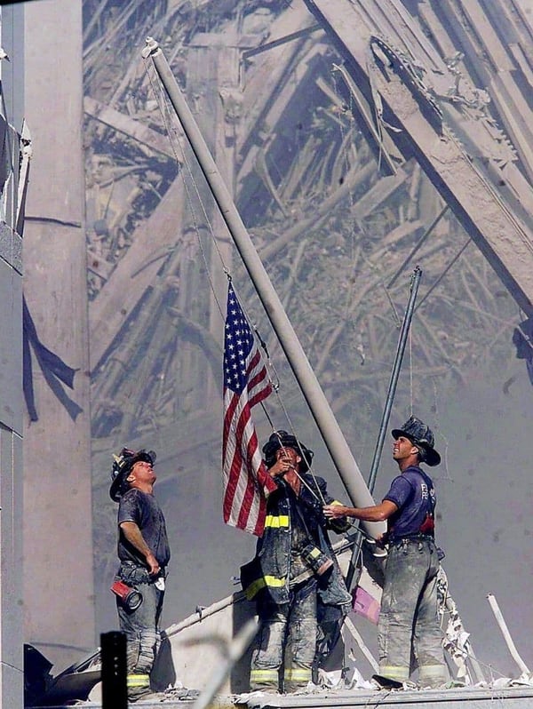 Los bomberos de Brooklyn George Johnson, Dan McWilliams y Billy Eisengrein levantando una bandera estadounidense en la zona cero (Thomas E. Franklin/AP)