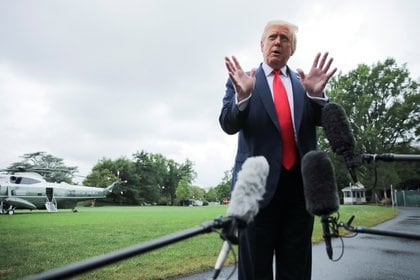 Trump se dirige a la prensa antes de viajar a Florida el 31 de julio. Foto: REUTERS/Carlos Barria