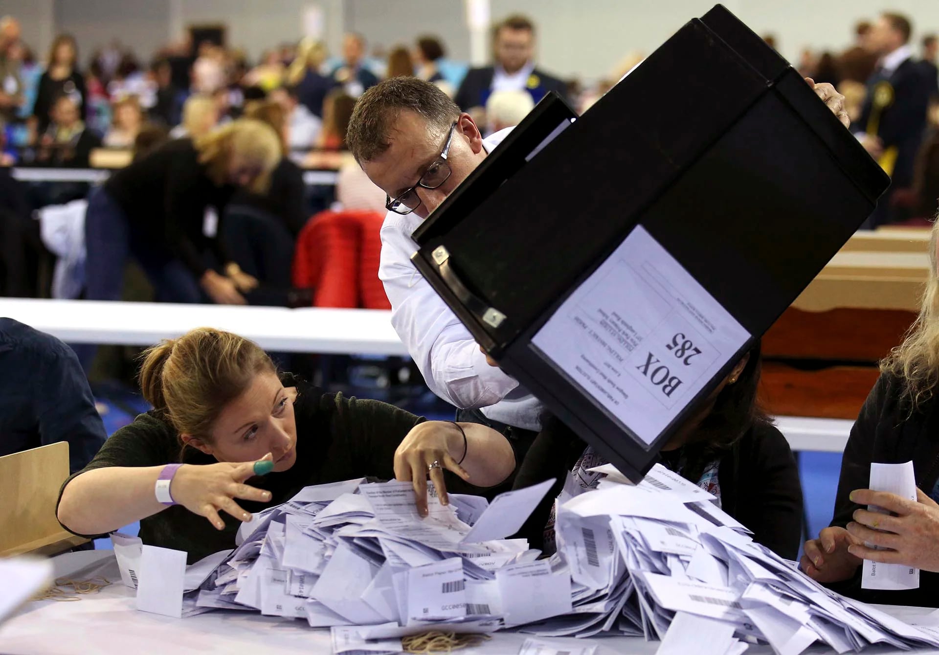 Las urnas de las elecciones británicas son vaciadas para ser contadas en el Emirates Arena de Glasgow, Escocia
