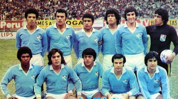 De pie: Chumpitaz (tercero) y Oblitas (quinto). Abajo: 'Cachito' Ramírez y Percy Rojas (cuarto y quinto), con camiseta de Sporting Cristal. (El Comercio).