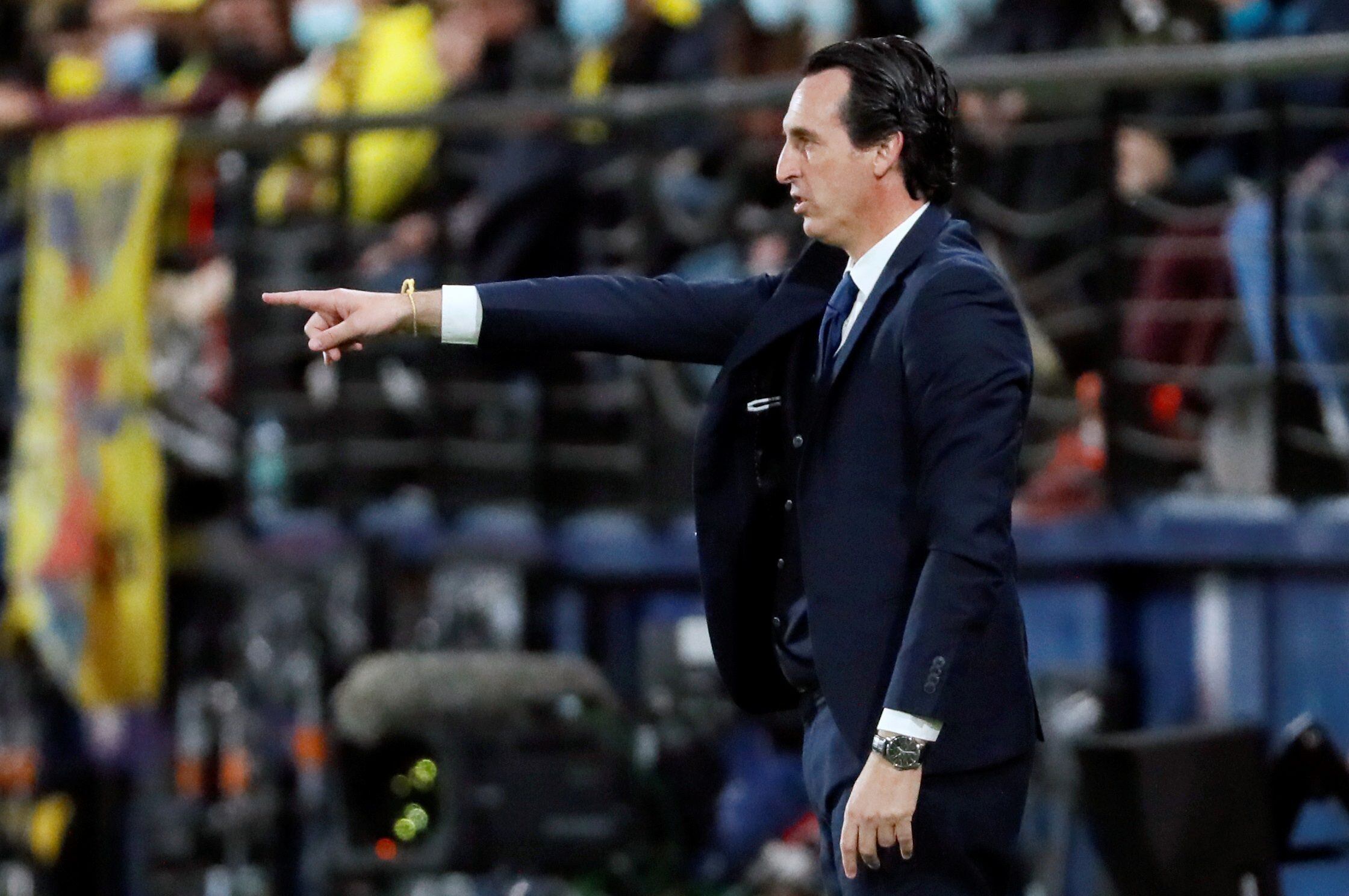 El entrenador del Villarreal, Unai Emery, afirmó tras la derrota en casa ante el Barcelona por 1-3 que alguien debe explicarle "lo del penalti de Piqué" en una acción al comienzo del partido en el que el técnico vasco considera que el jugador del Barcelona defendió el balón con la mano dentro del área y agregó que ni al Barcelona le debe gusta que no se pite eso. EFE/ Biel Aliño