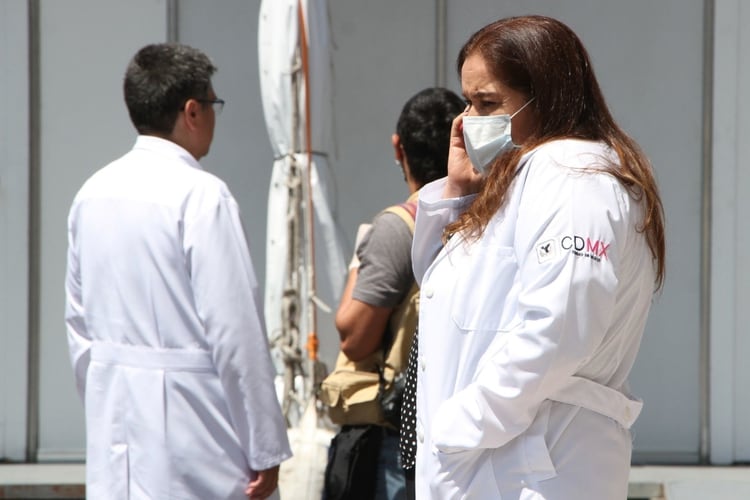 Los trabajadores de los hospitales y centros de salud están expuestos constantemente al coronavirus (Foto: Cuartoscuro)