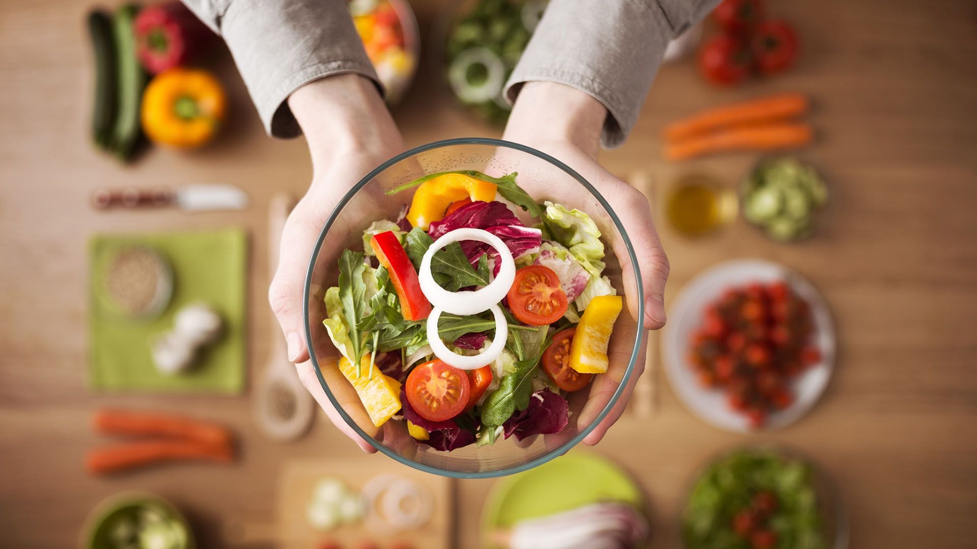 Para lograr un sueño de calidad, se sugiere seguir una rutina constante, evitando comidas copiosas y el uso de dispositivos electrónicos antes de acostarse (Getty)