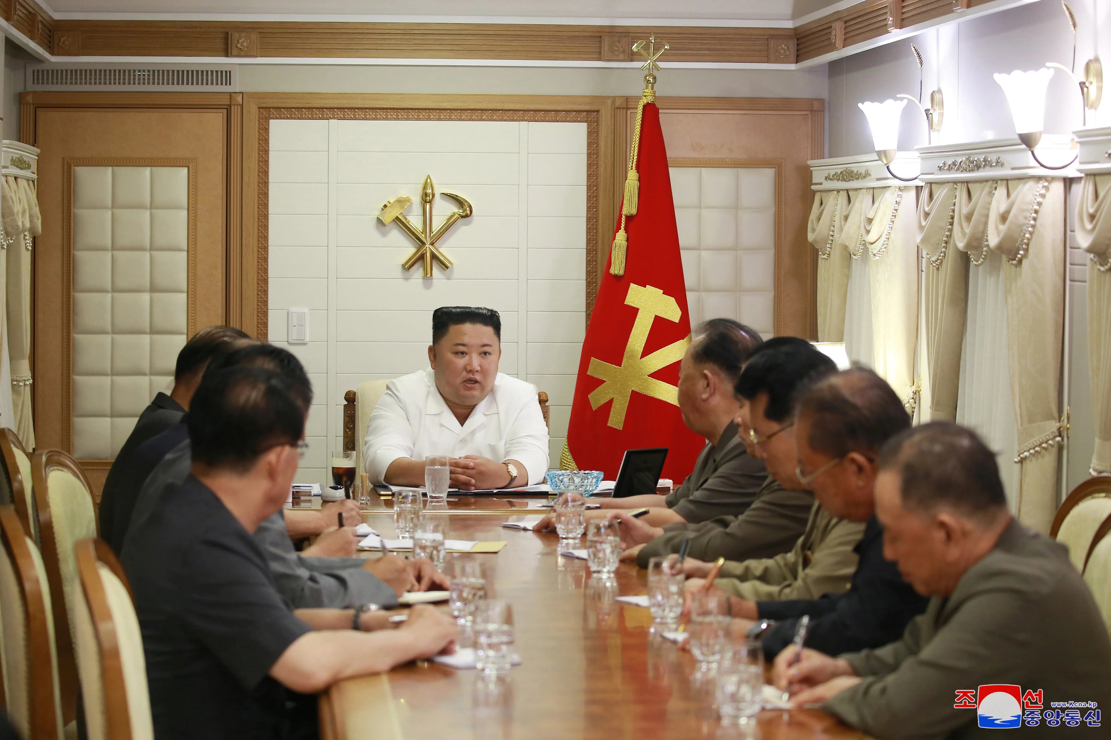 El dictador norcoreano Kim Jong-un asiste a una reunión en Pyongyang en esta imagen publicada el 5 de septiembre de 2020 por la Agencia Central de Noticias de Corea del Norte (KCNA via REUTERS)