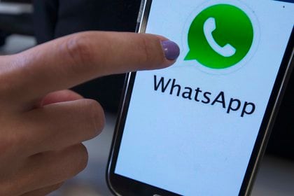 Fotografía de un teléfono móvil con el logo de la aplicación tecnológica WhatsApp (EFE/Marcelo Sayão/Archivo)