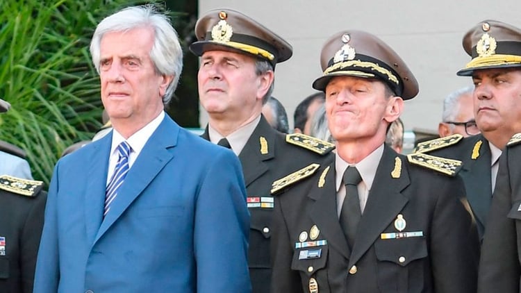 Tabaré Vázquez destituyó a la cúpula del Ejército