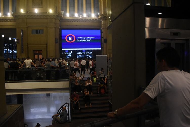 La protesta de los ex empleados de la línea Roca comenzó cerca de las 16