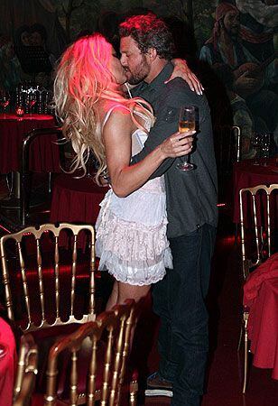 Pamela Anderson junto con su entonces pareja, Jon Rose, en la noche porteña en 2011