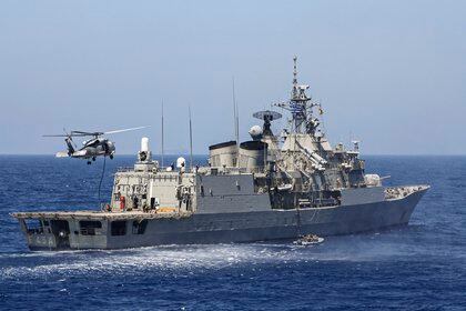 La fragata griega Psara (F-454) en ejercicios militares (AFP)