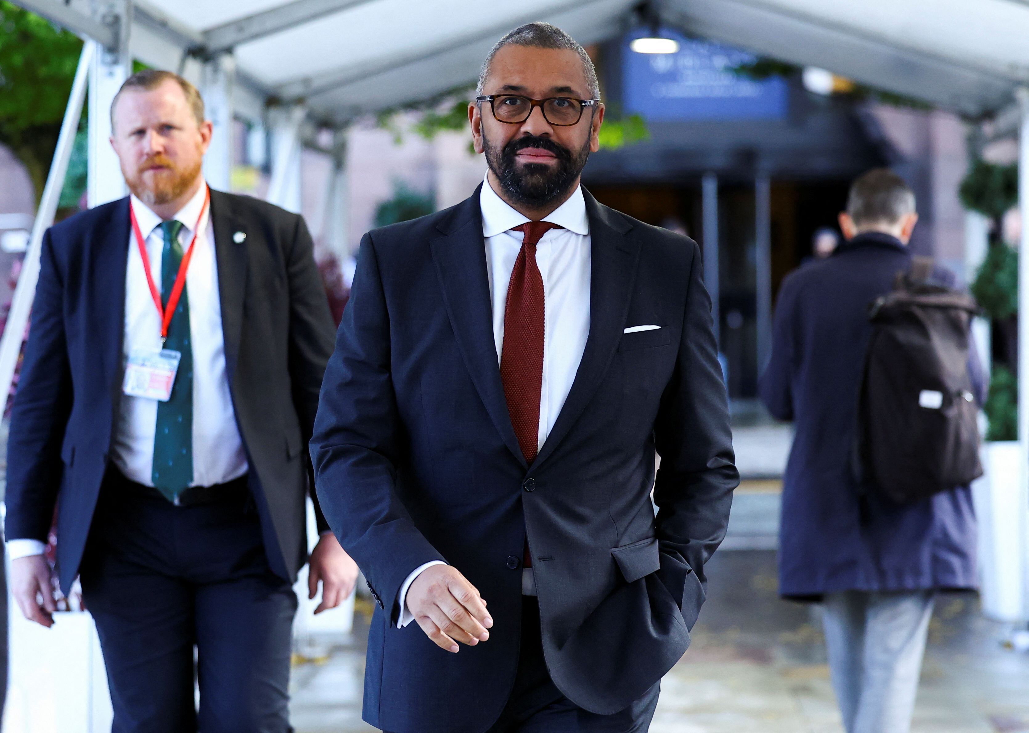 El canciller británico, James Cleverly, camina hacia la conferencia anual del partido conservador que se organizó en Manchester (REUTERS/Hannah McKay)