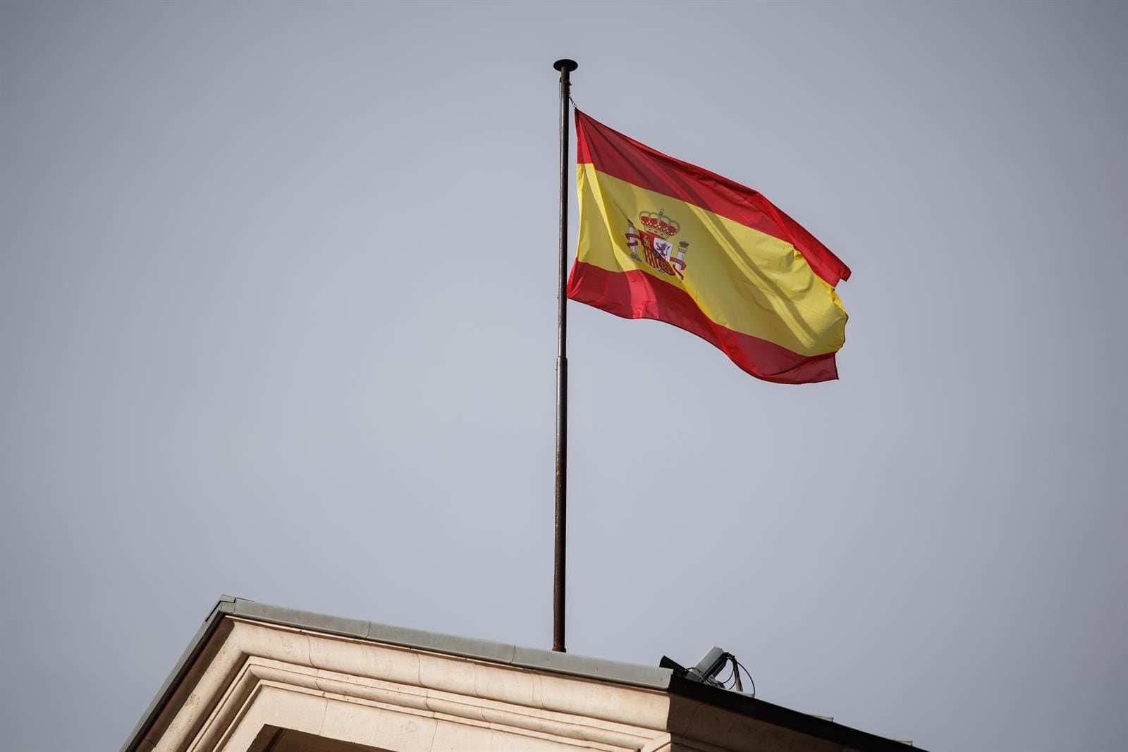 La bandera de España en la fachada del Senado. (Alejandro Martínez Vélez - Europa Press).