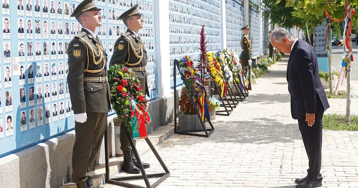 O Presidente de Portugal chegou à Ucrânia e prestou homenagem às vítimas do massacre de Bucha