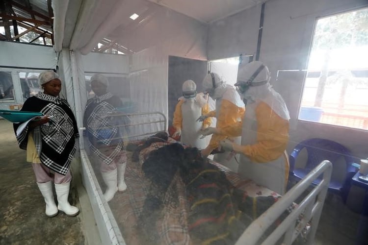Moise Vaghemi, una superviviente de ébola de 33 años, ayuda en el cuidado de pacientes sospechosos de haber contraído la enfermedad en un centro de salud de Katwa, cerca de Butembo, en la República Democrática del Congo. Octubre, 2019. (REUTERS/Zohra Bensemra)