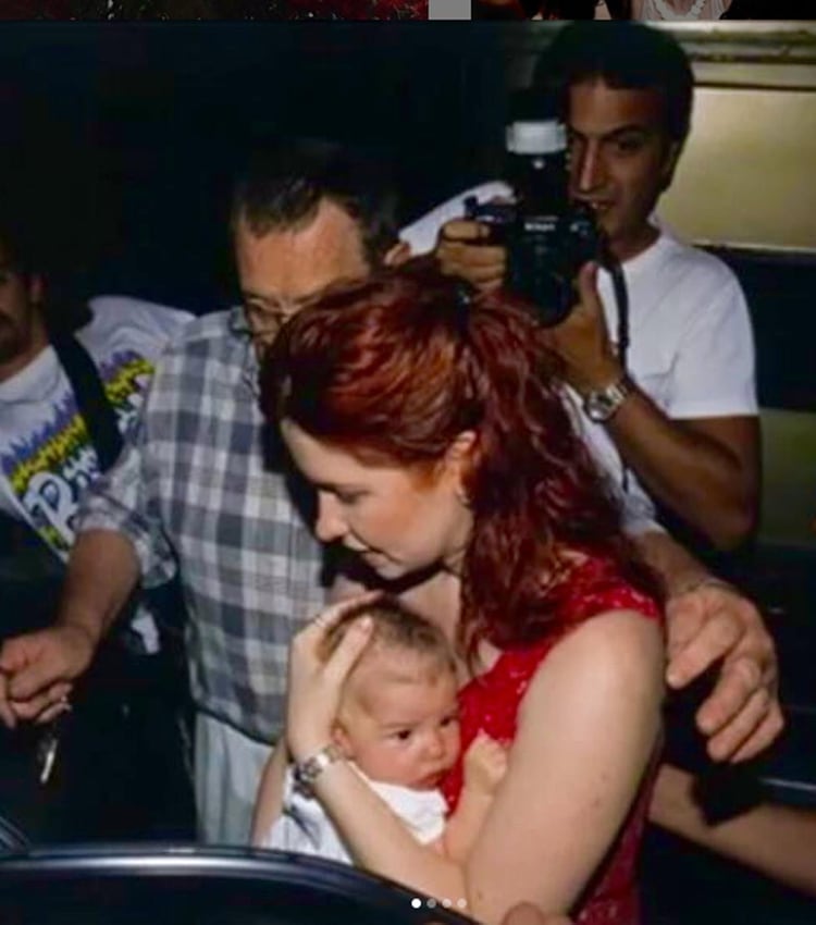 Un recuerdo de cuando la joven era una beba recién nacida y su madre la protegía del acoso de la prensa