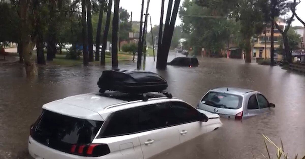 Underwater Cars and Canoe transfers: A Strong Storm flooded the streets of Pinamar
