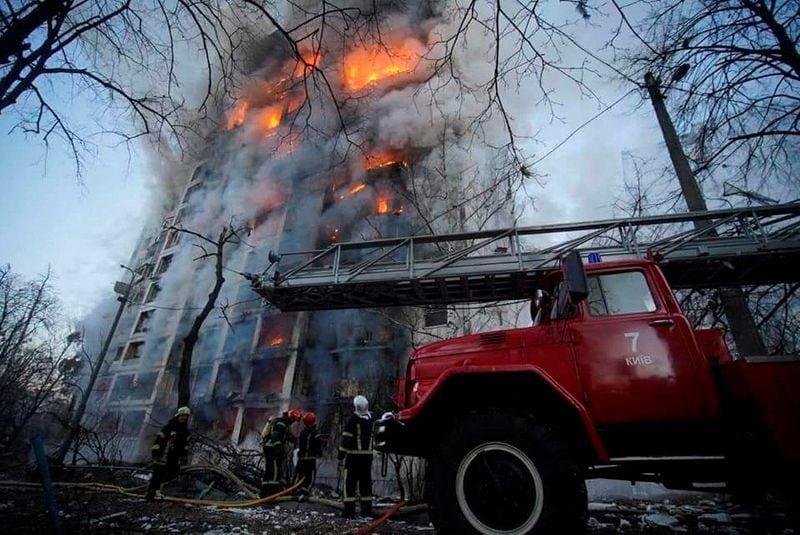 Equipos de rescate trabajan junto a un edificio residencial dañado por los bombardeos rusos en Kiev