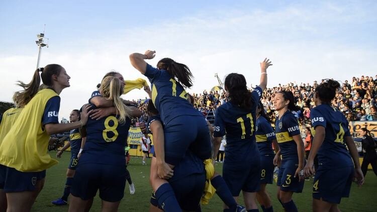 Las chicas de Boca festejan el triunfo en el Superclásico y sueñan con dar pelea por el título (@BocaJrsOficial)