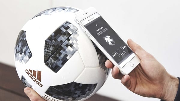 La pelota se conecta con el celular o tablet y así se puede ver desafíos y datos en la pantalla