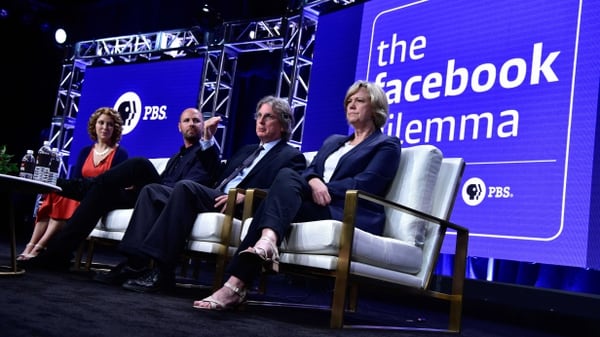 Roger McNamee (con corbata) fue inversor de Facebook y mentor de Mark Zuckerberg. ParticipÃ³ en el documental de Frontline para PBS.Â (Rahoul Ghose/PBS)