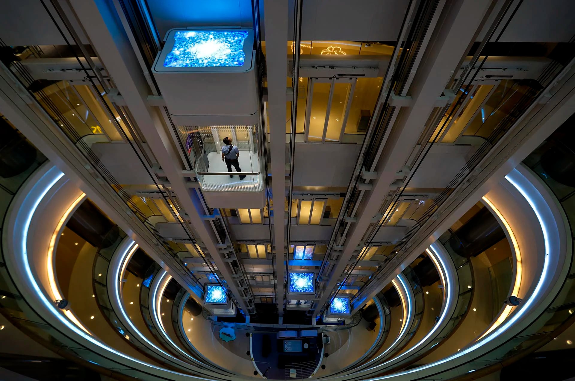 Un hombre toma un ascensor en un centro comercial gigante recién abierto en Pekín