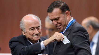 Joseph Blatter junto a Juan Ángel Napout (AFP)