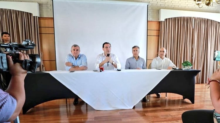 Gerardo Morales, Gustavo Valdés, Alfredo Cornejo y Daniel Salvador en la reunión de Corrientes, donde se aprobó revisar la política de tarifas. (Prensa UCR Nacional)