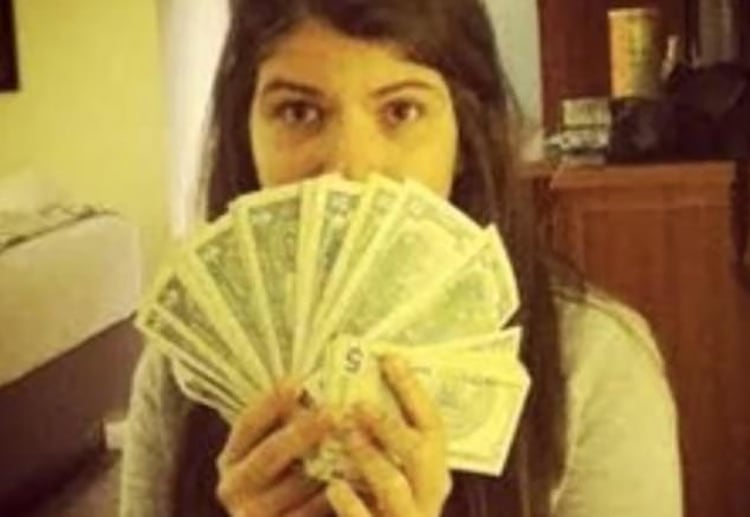 Rosines se subió a un avión a París a las pocas horas de publicar en las redes sociales una foto con un puño lleno de dólares en 2016. (Dailymail)
