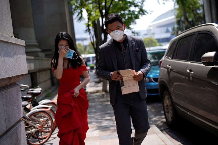 Una pareja participa de una sesión de fotos tras el levantamiento de la cuarentena en Wuhan (Reuters)