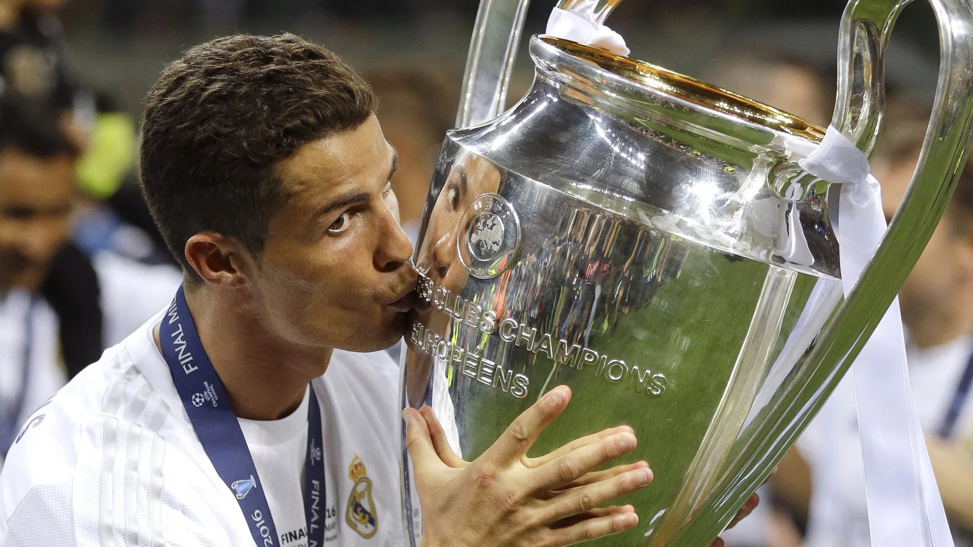 En 2016, Ronaldo levantó el trofeo con Real Madrid (AP)