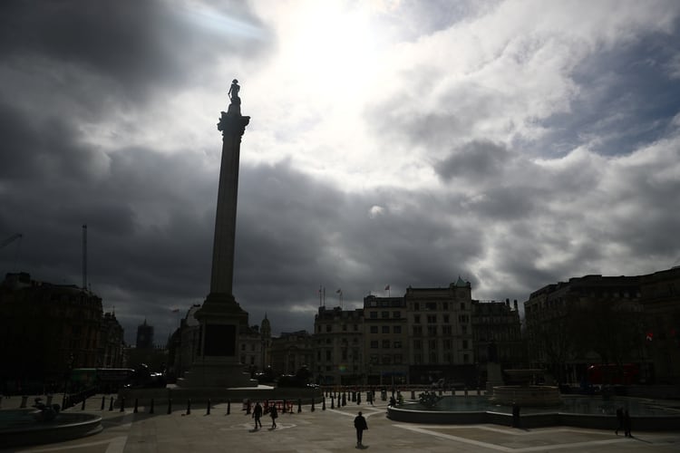 Vista general de la columna de Nelson en Trafalgar Square, casi desierta, a medida que aumenta el número de casos de gripe china COVID-19 en todo el mundo (Reuters)