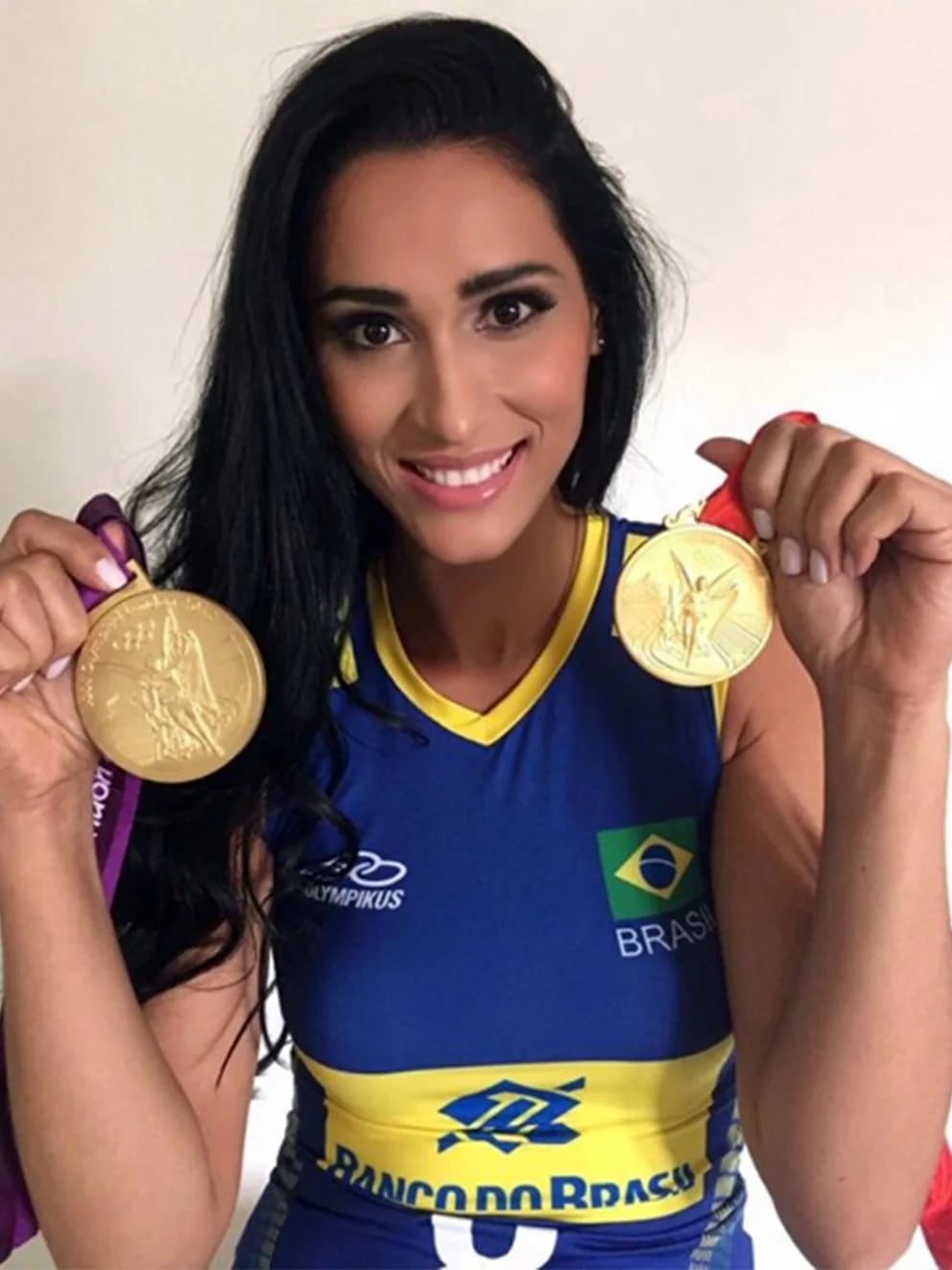 Susto en Brasil: el momento en el que una doble campeona olímpica de voley  se desmaya en plena entrevista - Infobae