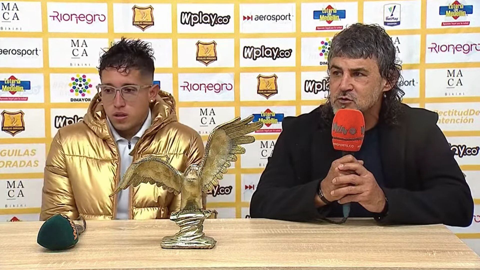 Leonel Álvarez en conferencia de prensa junto a Auli Oliveros tras la victoria 1-0 contra DIM / (YouTube: División Mayor)