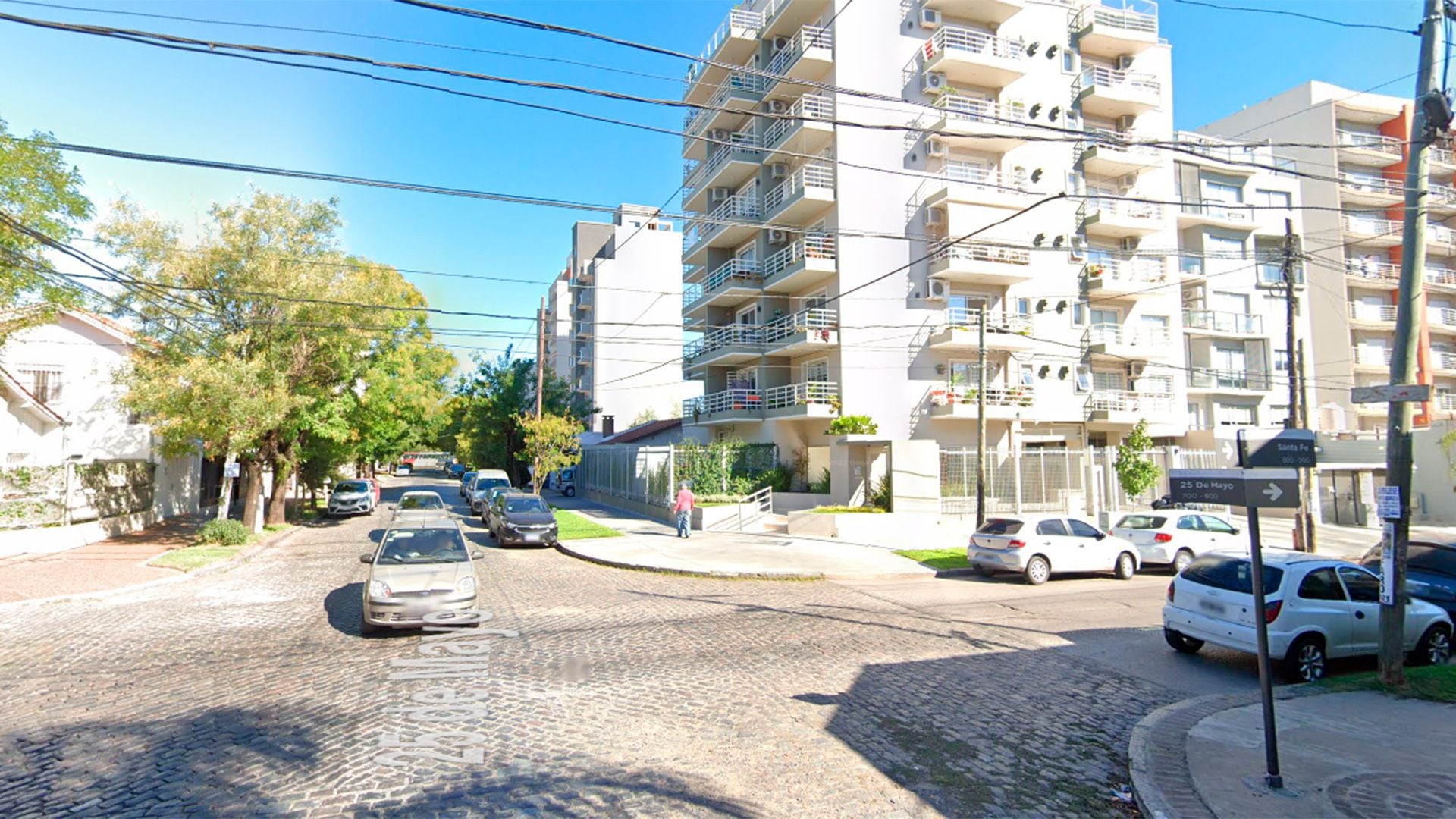 Intersección de calles 25 de Mayo y Santa Fe, en Morón. En este partido del Gran Buenos Aires oeste hay menos de 200 vivienda en alquiler tradicional (Google Street View)