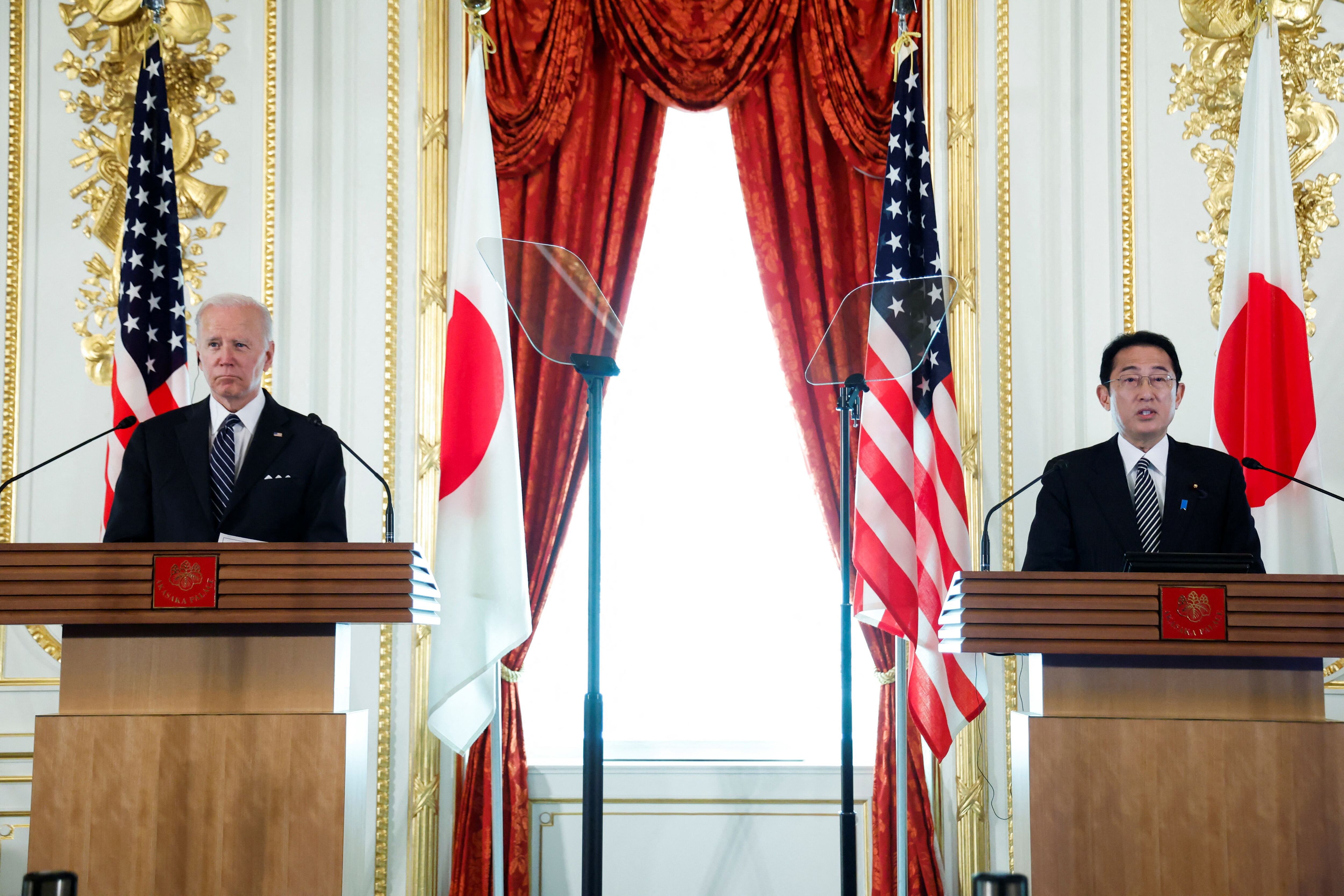 Joe Biden le trasladó al primer ministro japón, Fumio Kishida, el compromiso de EEUU con la defensa de Japón tras el reciente lanzamiento de un nuevo misil por parte de Corea del Norte (REUTERS/Jonathan Ernst)