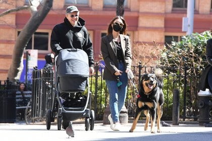 Emily Ratajkowski -que fue mamá hace unas semanas- salió a pasear junto a su marido, Sebastian Bear-McClard, su bebé y su perro. La familia caminó por las calles de Nueva York y disfrutó de un día de sol (Fotos: The Grosby Group)