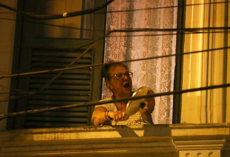 Varias personas protestaron desde sus casas contra las políticas de Bolsonaro para combatir el coronavirus (REUTERS/Pilar Olivares)
