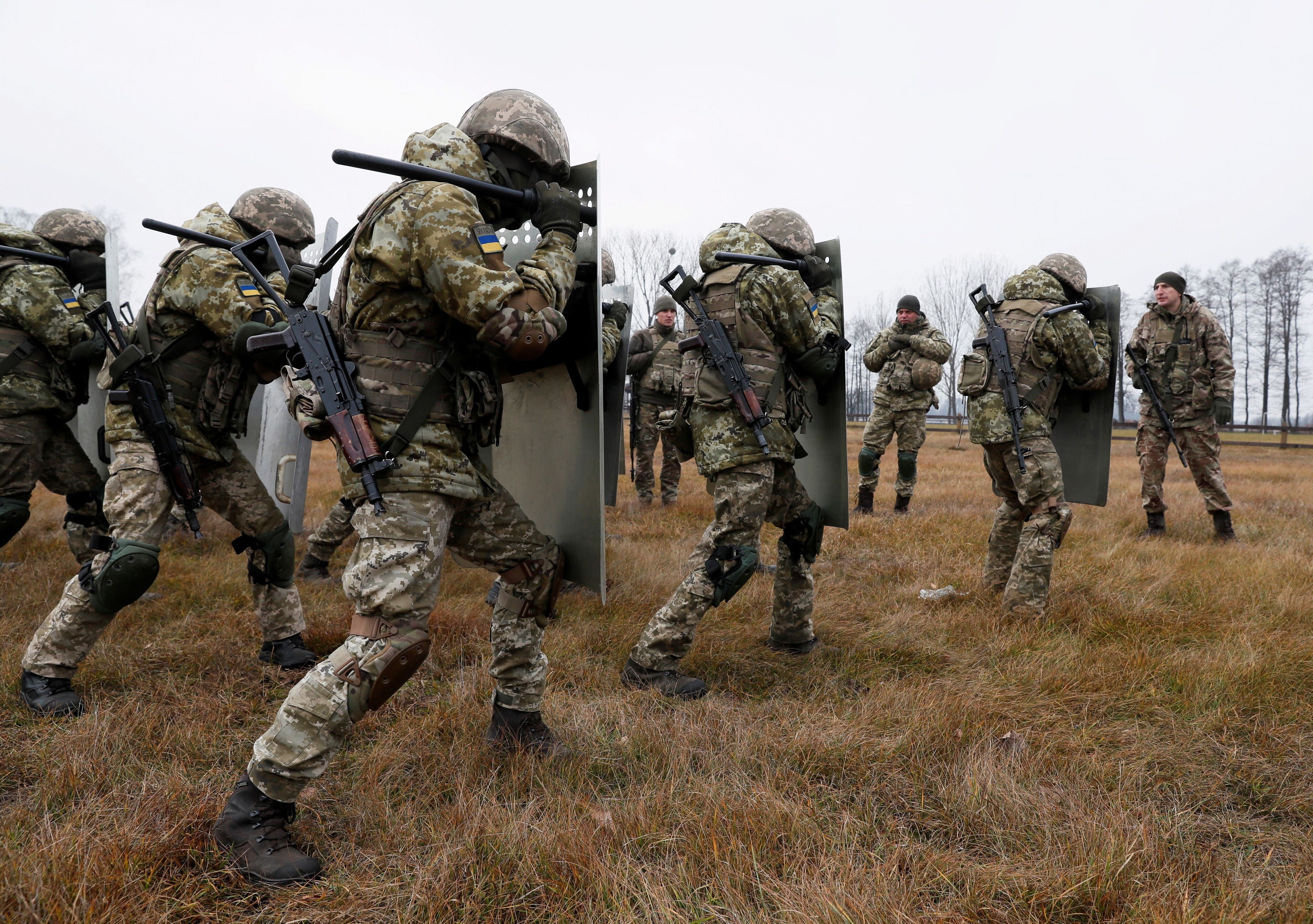Miembros del Servicio Estatal de Guardia de Fronteras de Ucrania asisten a una sesión de entrenamiento cerca de la frontera con Bielorrusia y Polonia en la región de Volyn, Ucrania, el 16 de noviembre de 2021.  REUTERS/Gleb Garanich