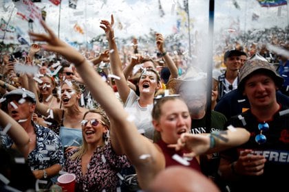 FOTO DE ARCHIVO: Los juerguistas ven la actuación de Years & Years durante el Festival de Glastonbury en Somerset, Reino Unido, el 30 de junio de 2019. REUTERS / Henry Nicholls / Foto de archivo
