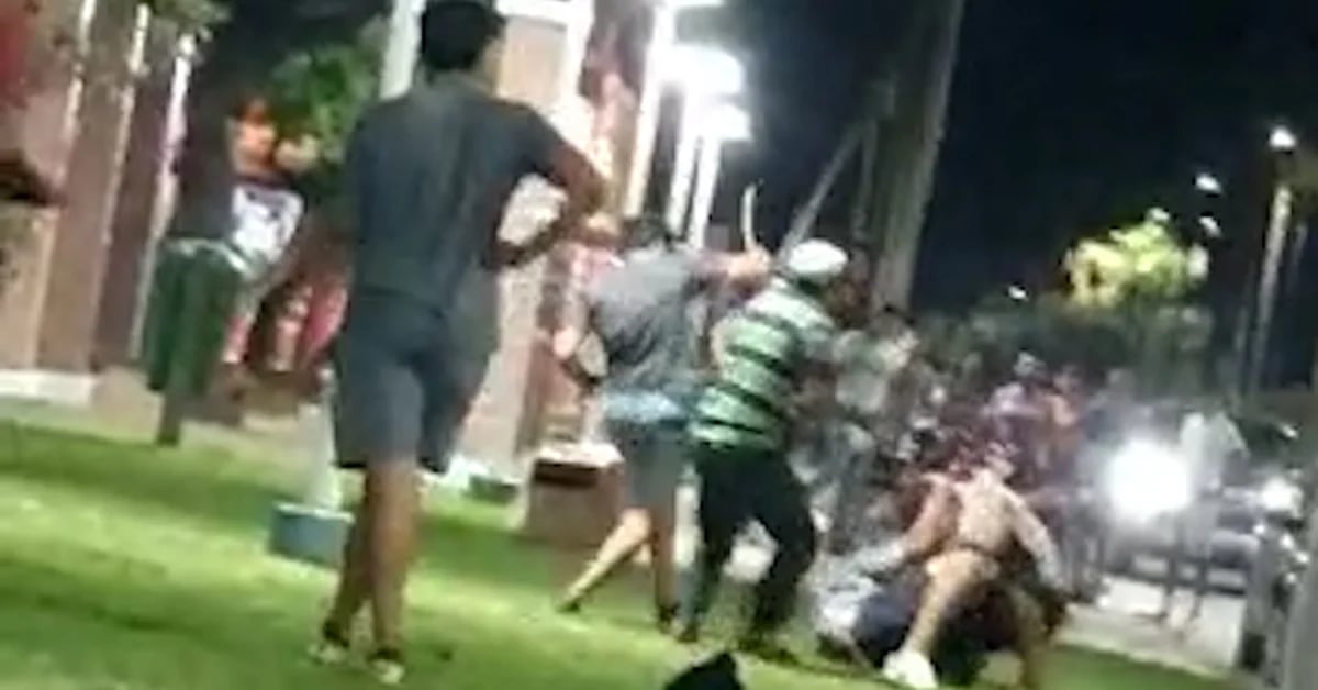 Violent beating of a young man in Formosa: a mob kicked him in the head and attacked him with a stick